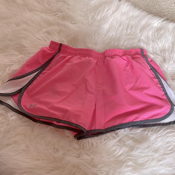 Size medium under armour shorts. Athletic wear - Picture 2 of 3